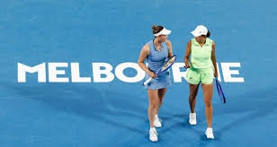 短道速滑世锦赛：中国队上冰训练 生日歌送上祝福