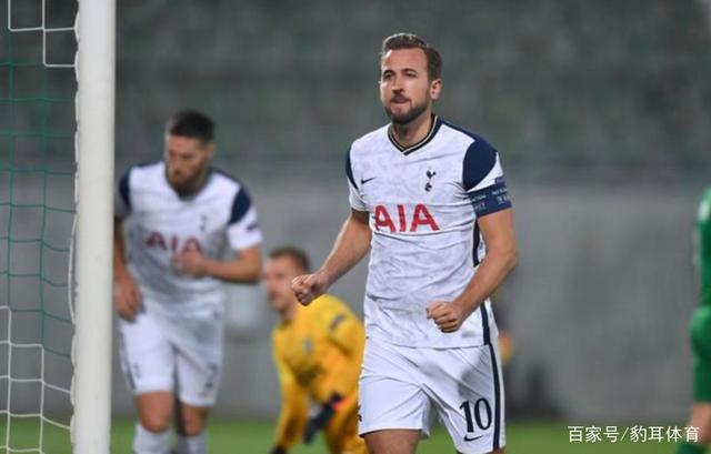 示出年轻一 示出年轻一